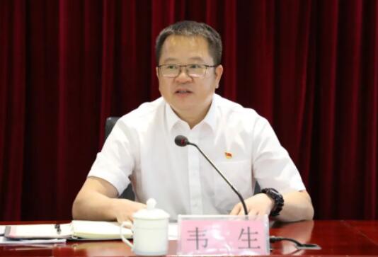 韋生簡歷：百色城市產(chǎn)業(yè)發(fā)展集團(tuán)董事長韋生，曾任百投集團(tuán)、百發(fā)集團(tuán)董事長，西林縣委副書記